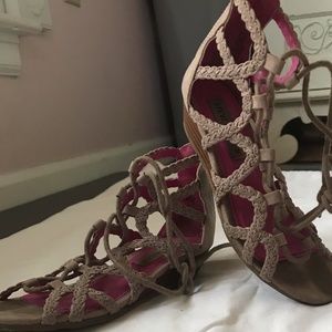 Girls grey sandal, low heel